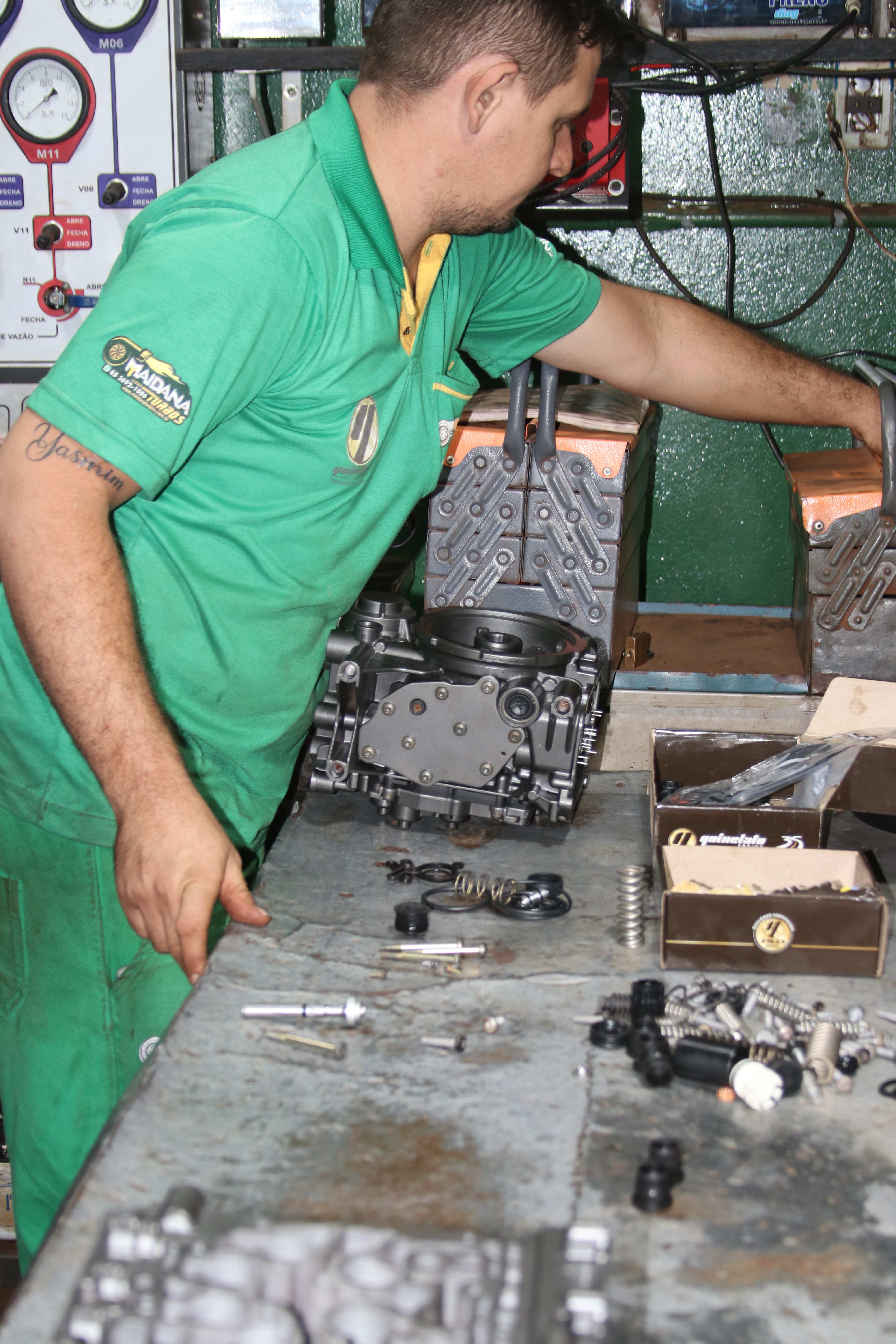Mecânico trabalhando em caminhão na Evolução Turbo